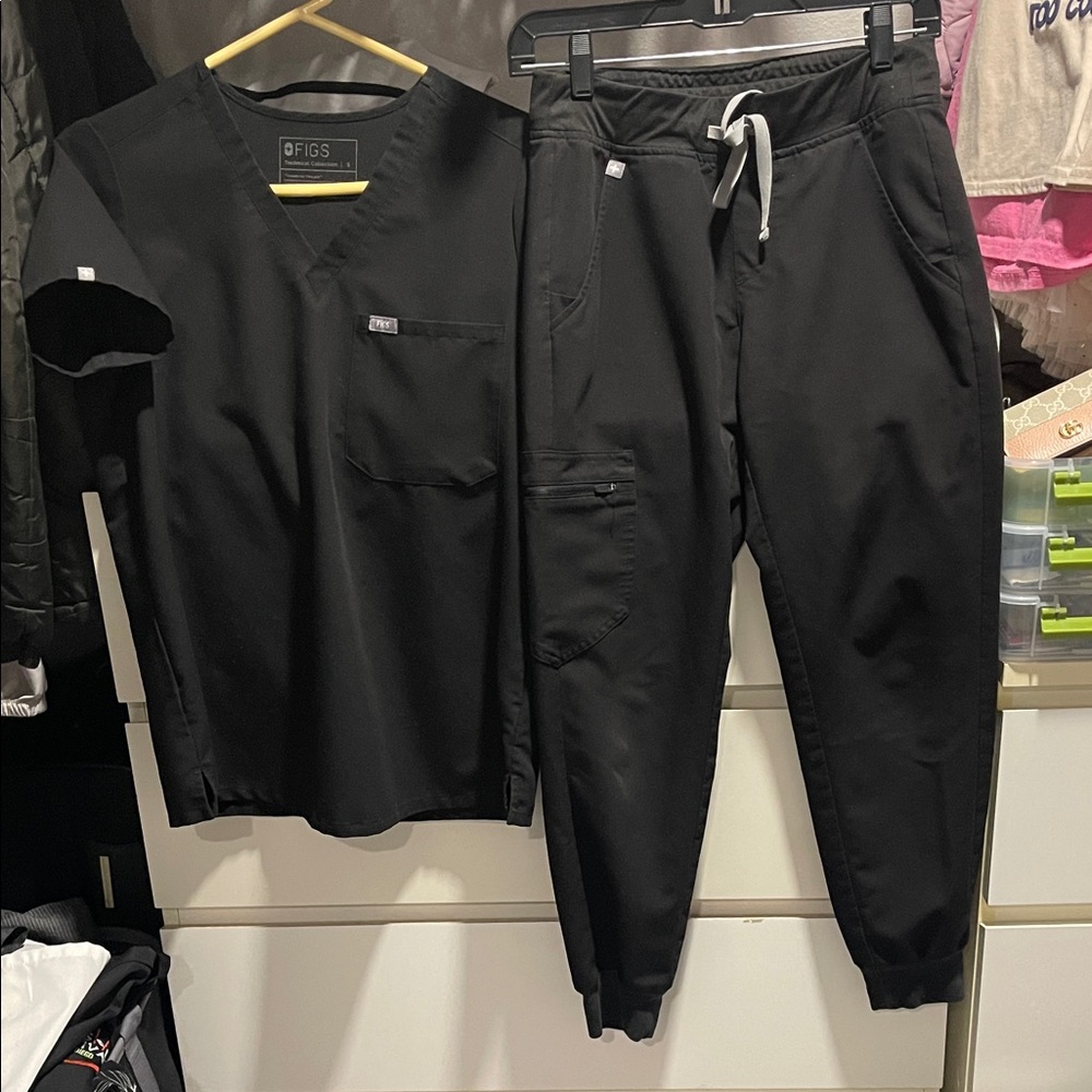 Figs Black scrubs set